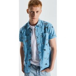 Koszula all over z krótkim rękawem - Niebieski. Koszule męskie marki Cropp. Za 59.99 zł.