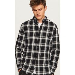 Koszula w kratę regular fit - Czarny. Czarne koszule męskie Reserved. W wyprzedaży za 59.99 zł.