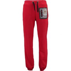 Spodnie dresowe "Mitor" w kolorze czerwonym. Czerwone spodnie dresowe męskie marki Geographical Norway, z aplikacjami, z dresówki. W wyprzedaży za 117.95 zł.