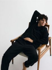 Polarowa bluza z kapturem - czarny. Czarne bluzy z kapturem męskie Reserved, l, bez wzorów, z dzianiny, z kapturem. Za 139.99 zł.