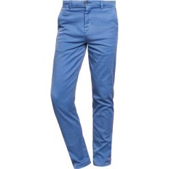 BOSS CASUAL Chinosy light blue. Eleganckie spodnie męskie marki BOSS CASUAL. W wyprzedaży za 349.30 zł.