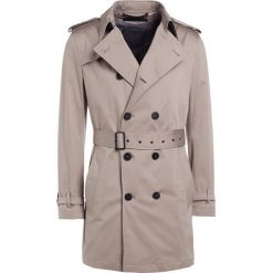 DRYKORN BASTILLE Prochowiec beige. Brązowe płaszcze męskie marki DRYKORN, z bawełny. W wyprzedaży za 566.55 zł.