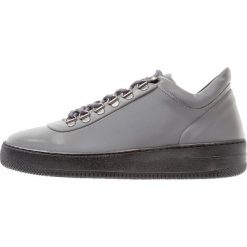 Royal RepubliQ 720 HIKER OXFORD REFLECT SHOE Sneakersy wysokie grey reflective. Buty sportowe na co dzień męskie marki Royal RepubliQ. Za 759.00 zł.