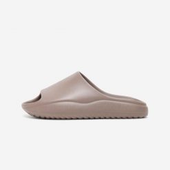 Klapki Unisex Slide. Brązowe klapki i japonki męskie Decathlon, bez wzorów. W wyprzedaży za 79.99 zł.