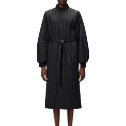 Kurtka RAINS BANJA LINER W COAT T1 Czarny. Czarne kurtki męskie Rains, m, bez wzorów, z tkaniny, bez ramiączek, bez kaptura. Za 783.37 zł.