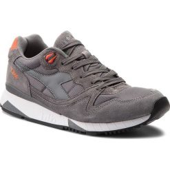 Sneakersy DIADORA - V7000 Nyl II 501.170939 01 C6279 Steel Gray/Vermillion Ora. Szare buty sportowe na co dzień męskie Diadora, z materiału. W wyprzedaży za 259.00 zł.