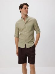 Koszula slim fit ze stójką - oliwkowy. Zielone koszule męskie Reserved, l, bez wzorów, z bawełny, bez kołnierzyka, bez ramiączek. Za 119.99 zł.