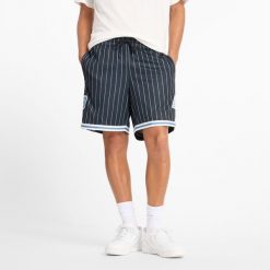 Spodenki męskie New Balance MS44588BK – czarne. Czarne szorty sportowe męskie New Balance, bez wzorów, z materiału, klasyczne. Za 139.99 zł.
