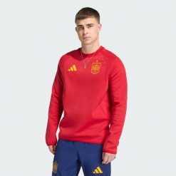 Bluza Hiszpania Tiro Travel Crew. Czerwone bluzy nierozpinane męskie ADIDAS, xl, bez wzorów, bez ramiączek, bez kaptura. Za 259.00 zł.