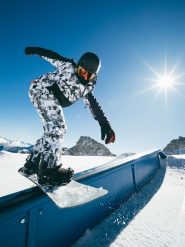 4F Spodnie snowboardowe membrana 15000 męskie - czarno-białe XXL. Białe spodnie narciarskie i snowboardowe męskie 4f, bez wzorów, z materiału, snowboardowy. Za 599.99 zł.