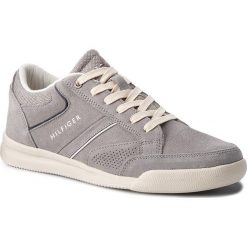 Sneakersy TOMMY HILFIGER - Corporate Detail Suede Sneaker FM0FM01622 Light Grey 004. Buty sportowe na co dzień męskie marki Tommy Hilfiger. W wyprzedaży za 279.00 zł.