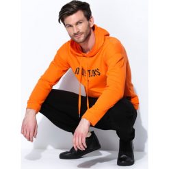 Pomarańczowa Bluza Sharp Orange. Brązowe bluzy z kapturem męskie marki Born2be, z napisami. Za 99.99 zł.
