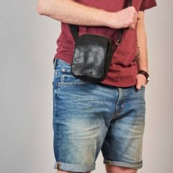 Saszetka Nerka na Ramię Brødrene BL04 Czarny. Czarne saszetki męskie bez wzorów, ze skóry. Za 114.99 zł.