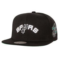 Czapka z daszkiem do koszykówki Mitchell & Ness NBA San Antonio Spurs czarna. Czarne czapki męskie Mitchell & Ness, bez wzorów, sportowe. Za 179.00 zł.