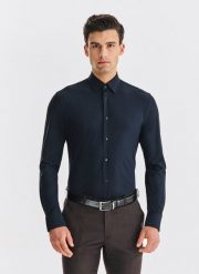 PAKO LORENTE – Czarna koszula męska. Czarne koszule męskie Pako Lorente, m, bez wzorów, z elastanu, bez kołnierzyka, bez ramiączek. Za 299.99 zł.