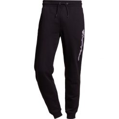 Emporio Armani JOGGER Spodnie treningowe nero. Długie spodnie sportowe męskie marki Emporio Armani. W wyprzedaży za 569.25 zł.