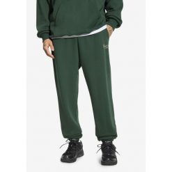 Spodnie dresowe męskie Prosto Football. Zielone spodnie dresowe męskie Prosto., bez wzorów, z dresówki. Za 269.99 zł.