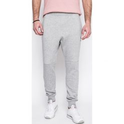 Reebok Classic - Spodnie. Szare długie spodnie sportowe męskie Reebok Classic, z bawełny. W wyprzedaży za 159.90 zł.