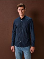 Koszula z długim rękawem we wzory - granatowy. Niebieskie koszule męskie Sinsay, l, bez wzorów, bez kołnierzyka, bez ramiączek. Za 49.99 zł.