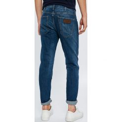 Wrangler - Jeansy Greensboro. Niebieskie jeansy męskie Wrangler, bez wzorów, z bawełny. W wyprzedaży za 219.90 zł.