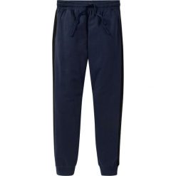 Spodnie sportowe z kontrastowym paskiem z boku bonprix ciemnoniebieski. Długie spodnie sportowe męskie marki bonprix. Za 74.99 zł.
