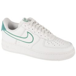 Buty sportowe Sneakersy męskie, Air Force 1 07 LV8. Białe buty sportowe na co dzień męskie Nike, m, bez wzorów, sportowe, bez ramiączek, bez kaptura, trekkingowe. Za 549.99 zł.