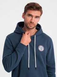 Męska dresowa bluza kangurka z kapturem i naszywką w stylu college – granatowa V2 - Rozmiar: M. Niebieskie bluzy nierozpinane męskie Ombre Clothing, m, z aplikacjami, z bawełny, eleganckie, bez ramiączek, z kapturem. W wyprzedaży za 99.99 zł.