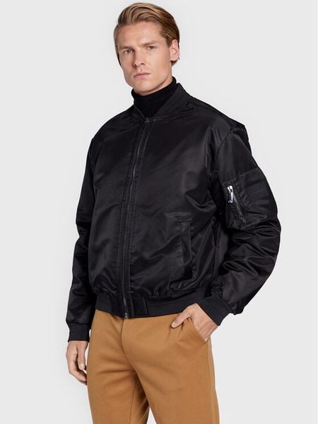 Calvin Klein Kurtka bomber Hero K10K109907 Czarny Relaxed Fit. Czarne kurtki męskie Calvin Klein, m, bez wzorów, z syntetyku, bez ramiączek, bez kaptura. Za 1,299.00 zł.