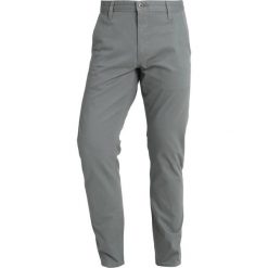 DOCKERS ALPHA ORIGINAL Spodnie materiałowe sedona sage. Spodnie na co dzień męskie marki DOCKERS. Za 379.00 zł.