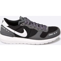 Nike Sportswear - Buty Nike Air VRTX 17. Szare buty sportowe na co dzień męskie Nike Sportswear, z materiału, sportowe. W wyprzedaży za 219.90 zł.