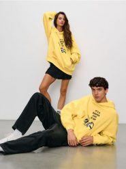 Bluza hoodie z nadrukiem Minions - żółty. Żółte bluzy nierozpinane męskie Sinsay, l, bez wzorów, bez ramiączek, bez kaptura. Za 79.99 zł.