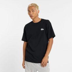 Koszulka męska New Balance MT51966BK – czarna. Czarne t-shirty sportowe męskie New Balance, m, bez wzorów, z bawełny, klasyczne, bez ramiączek. Za 129.99 zł.