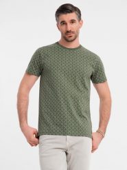 Koszulka męska dzianinowa z nadrukiem full print – oliwkowa V2 - Rozmiar: XXL. Zielone t-shirty męskie Ombre Clothing, m, bez wzorów, z bawełny, bez kołnierzyka, bez ramiączek. W wyprzedaży za 82.49 zł.