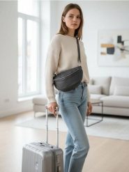 Saszetka nerka na regulowanym pasku z imitacji skóry - czarny. Czarne saszetki męskie Sinsay, bez wzorów, ze skóry. Za 29.99 zł.