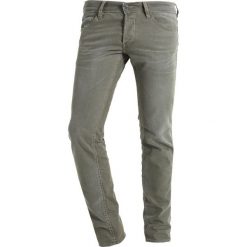 Le Temps Des Cerises Jeansy Slim Fit khaki. Brązowe jeansy męskie Le Temps Des Cerises, z bawełny. W wyprzedaży za 375.20 zł.