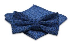 Niebieska Mucha Męska -ALTIES- z Taką Samą Poszetką, w Granatowe Kwiatki, Motyw Florystyczny. Niebieskie krawaty i muchy męskie Alties, bez wzorów, eleganckie. Za 54.00 zł.
