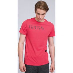 T-shirt męski TSM224 - koral. Różowe t-shirty męskie 4f, z nadrukiem, z bawełny, z krótkim rękawem. W wyprzedaży za 39.99 zł.