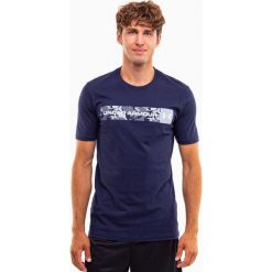 Koszulka sportowa męska Under Armour Camo Chest Stripe. Niebieskie t-shirty sportowe męskie Under Armour, l, bez wzorów, sportowe, bez ramiączek. Za 155.84 zł.