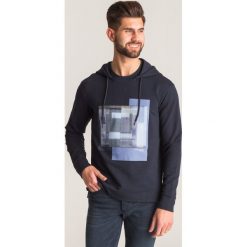 Granatowa bluza Emporio Armani z haftowaną naszywką. Bluzy nierozpinane męskie Emporio Armani. Za 355.60 zł.