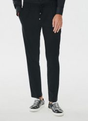 PAKO LORENTE – Spodnie garniturowe w kolorze czarnym. Czarne eleganckie spodnie męskie Pako Lorente, bez wzorów, z elastanu. Za 599.99 zł.