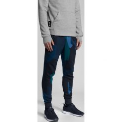 Spodnie dresowe męskie Kamil Stoch Collection SPMD501 - multikolor allover. Spodnie dresowe męskie marki 4f. W wyprzedaży za 129.99 zł.