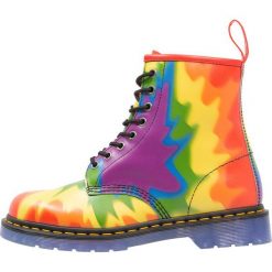 Dr. Martens 1460 BOOT Botki sznurowane multicolor. Sztyblety męskie marki Dr. Martens. W wyprzedaży za 406.45 zł.