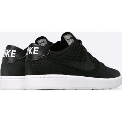 Nike Sportswear - Buty TENNIS CLASSIC ULTRA FLYKNIT. Czarne buty sportowe na co dzień męskie Nike Sportswear, bez wzorów, z gumy, sportowe, bez ramiączek, bez kaptura. W wyprzedaży za 399.90 zł.