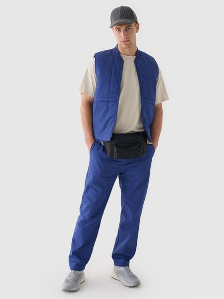 4F Spodnie casual męskie - granatowe XL. Niebieskie spodnie na co dzień męskie 4f, bez wzorów, z bawełny, casualowe. W wyprzedaży za 89.99 zł.