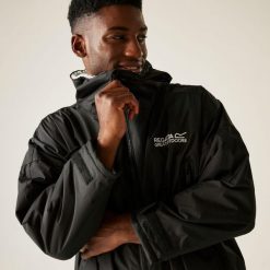 Płaszcz plażowy wodoodporny Changing Robe Regatta. Białe szlafroki męskie Regatta, xl, bez wzorów, bez kaptura. W wyprzedaży za 247.49 zł.