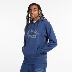Bluza męska New Balance MT43509NNY – niebieska. Niebieskie bluzy nierozpinane męskie New Balance, m, bez wzorów, z bawełny, klasyczne, bez ramiączek, bez kaptura. Za 169.99 zł.