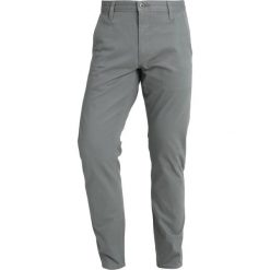 DOCKERS ALPHA ORIGINAL Spodnie materiałowe sedona sage. Szare spodnie na co dzień męskie DOCKERS, z bawełny. Za 379.00 zł.