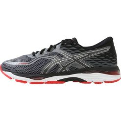 ASICS GELCUMULUS 19 Obuwie do biegania treningowe black/carbon/fiery red. Buty do biegania męskie marki Asics. W wyprzedaży za 463.20 zł.