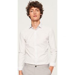 Koszula z mikroprintem regular fit - Biały. Białe koszule męskie Reserved. Za 89.99 zł.