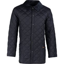 Barbour Krótki płaszcz navy. Płaszcze męskie Barbour. W wyprzedaży za 519.20 zł.